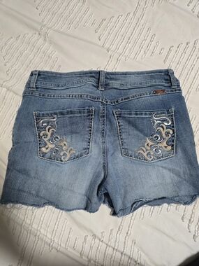 Ink Denim Embroidered Denim Shorts Size 2 Light Wash Raw Hem Stretch